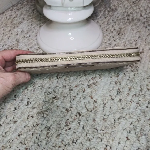 Kate Spade Cream Leather Three Dimensional Spade Patterned Zip Around Wallet - Picture 2 of 13